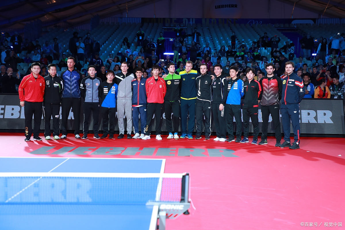 法兰克福队员庆祝赢得比赛的胜利