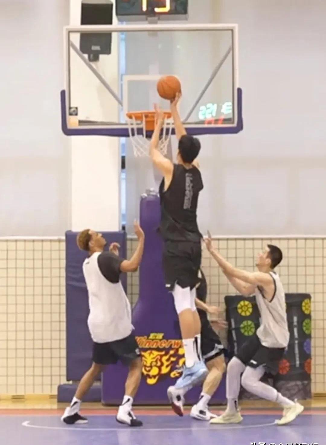 关于精彩瞬间再现球场,双方实力对抗激烈的信息 关于精彩瞬间再现球场,双方实力对抗激烈的信息