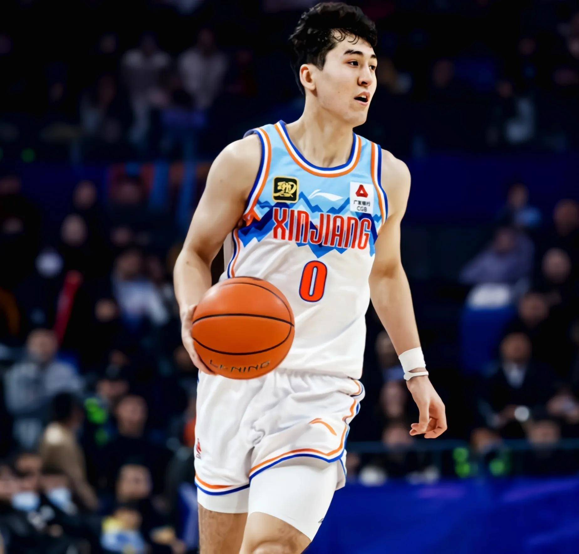 包含新疆男篮首发得分王现身，全队合力强势逼近夺冠的词条