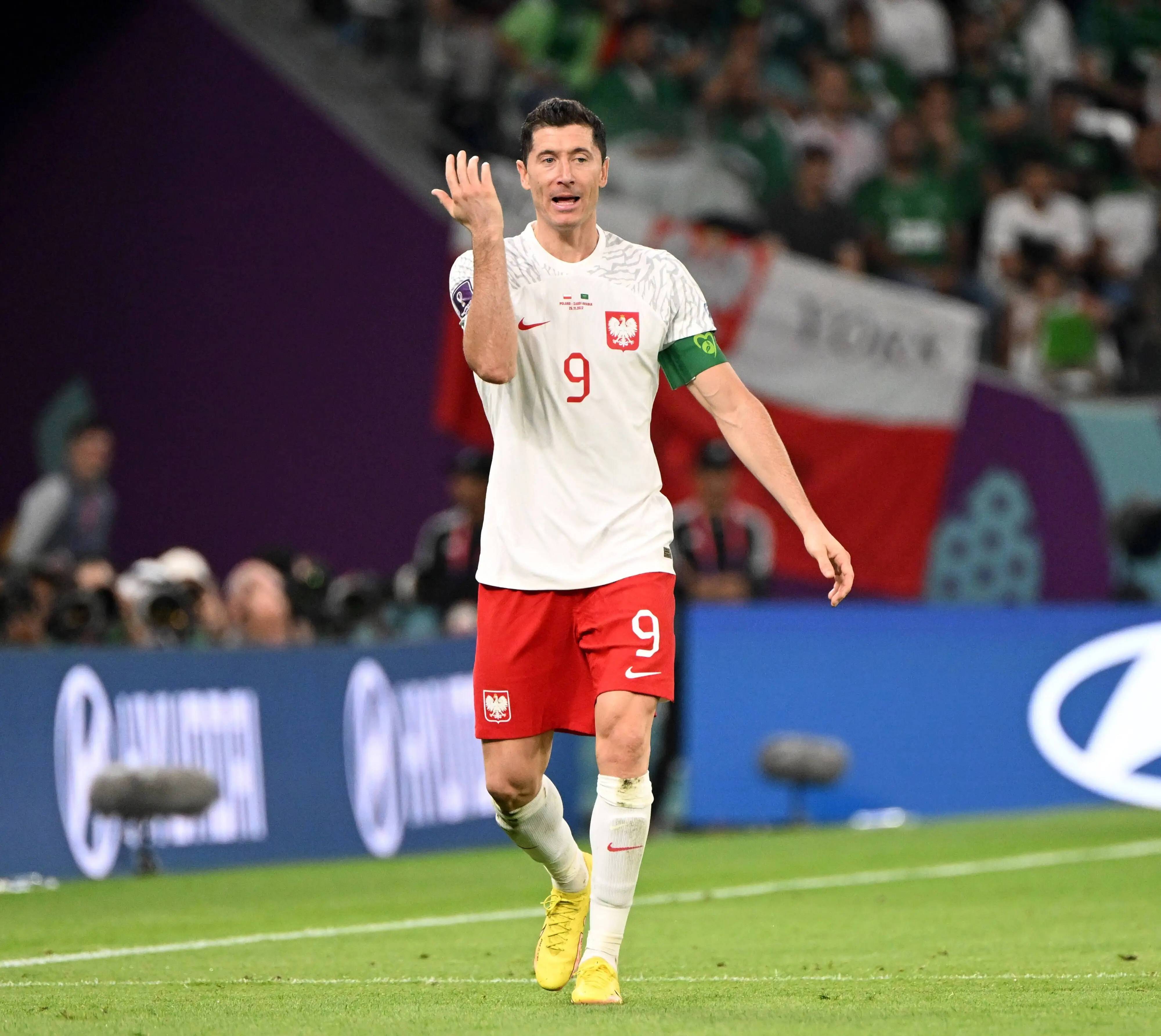 足球赛场上球员身手敏捷,展现出色技术 足球赛场上球员身手敏捷,展现出色技术