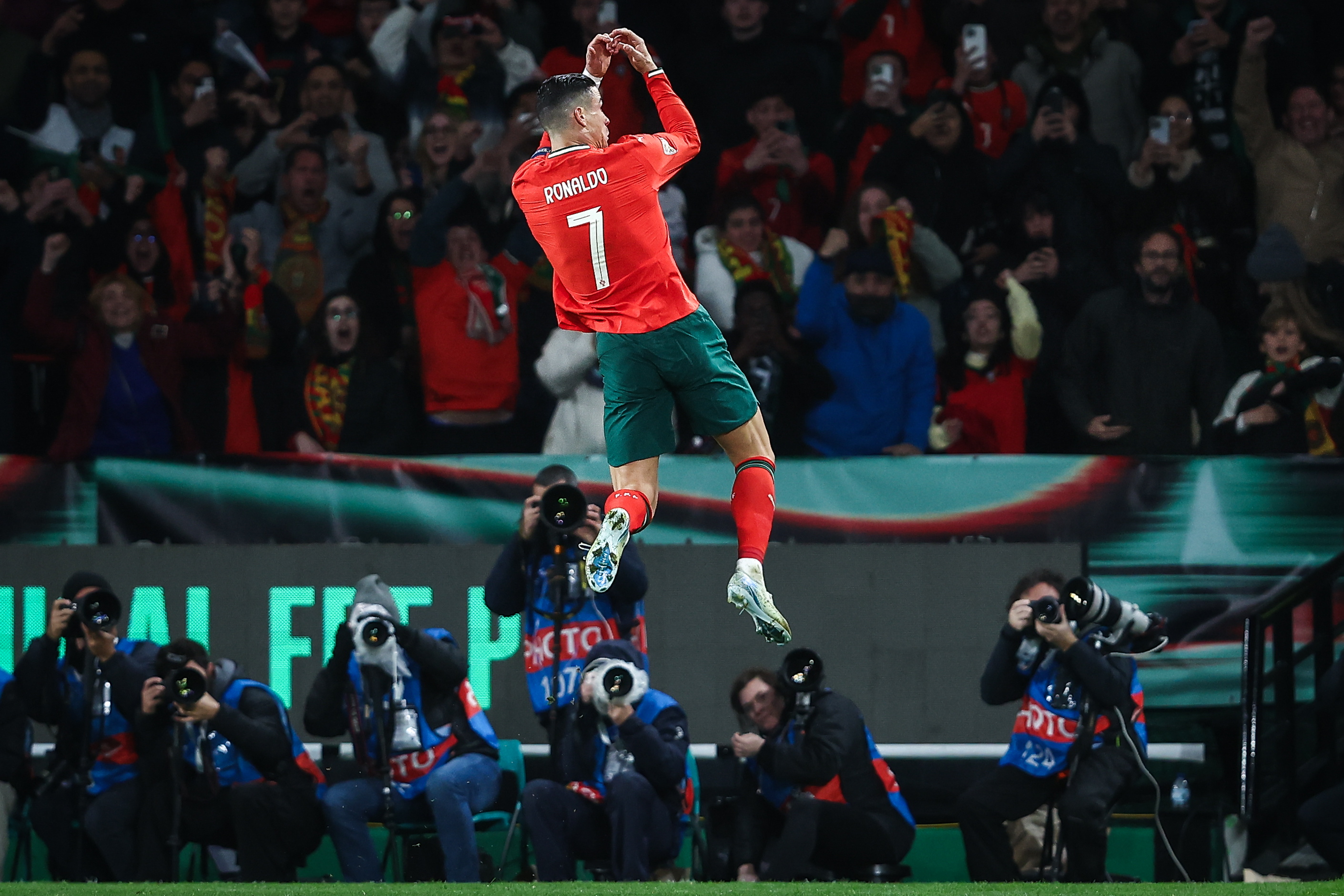 欧国联比赛中，球队取得关键胜局