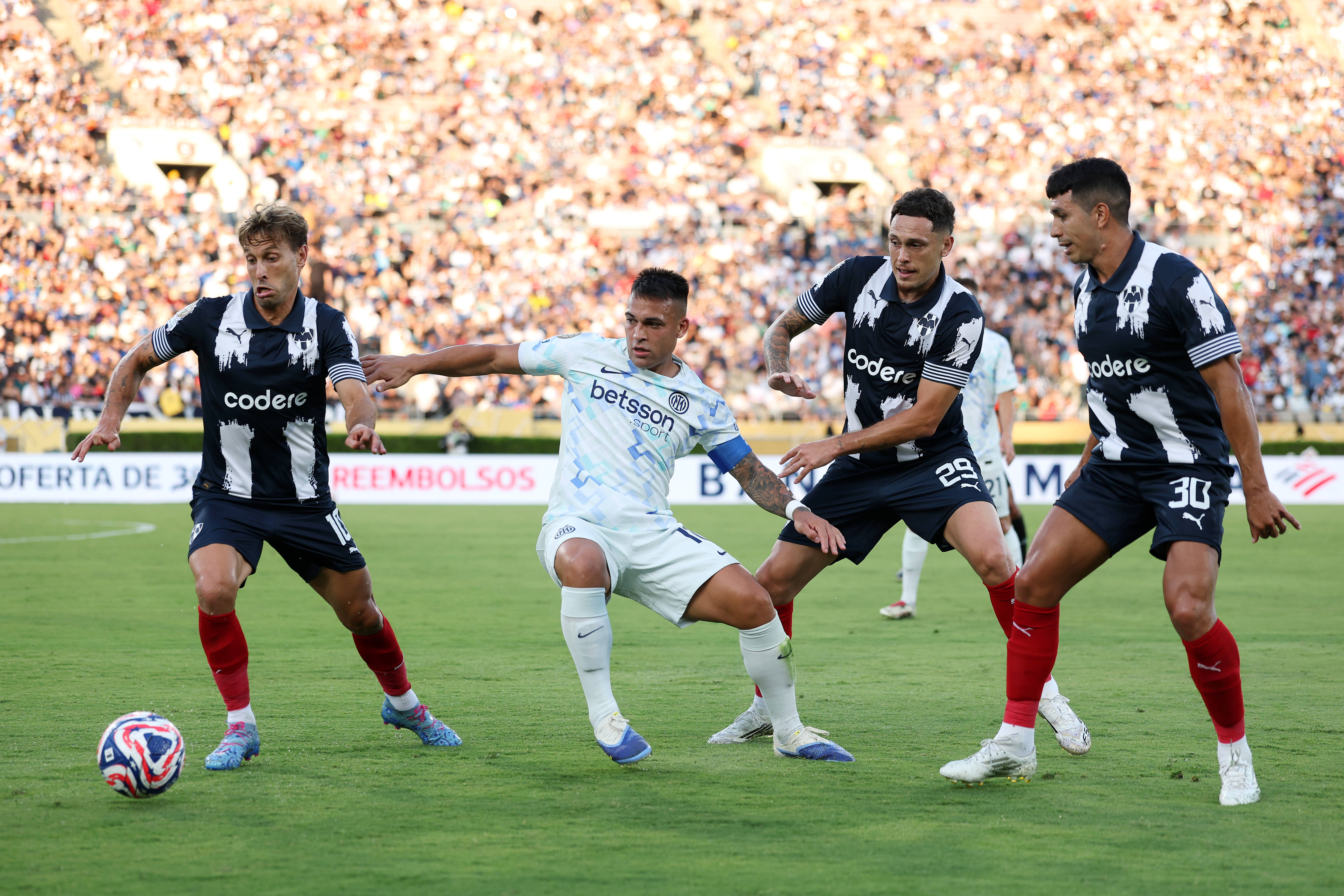 里昂球队战平对手，顺利保持不败