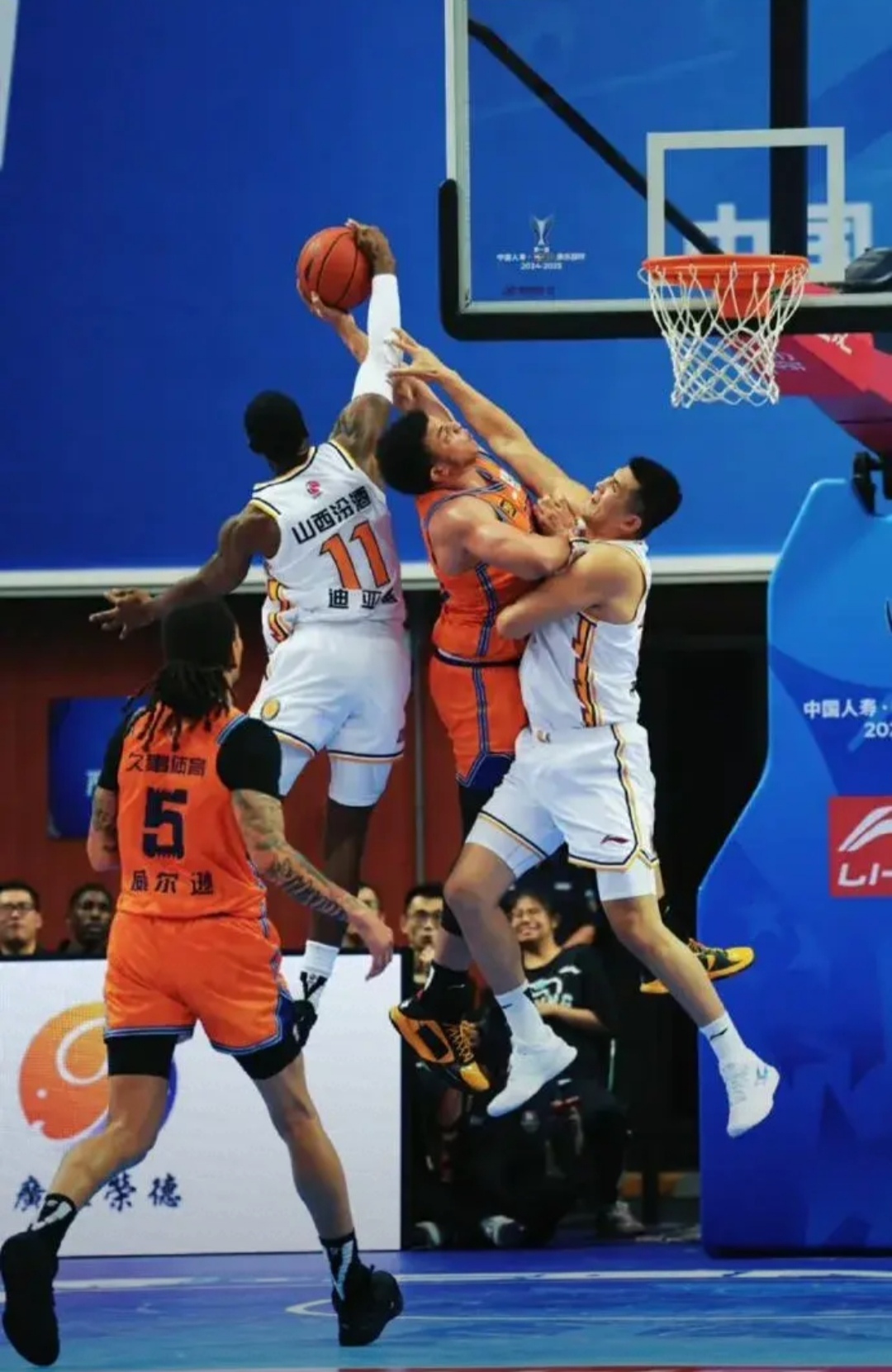 上海男篮在场上展现出出色的表现,获得胜利 上海男篮在场上展现出出色的表现,获得胜利