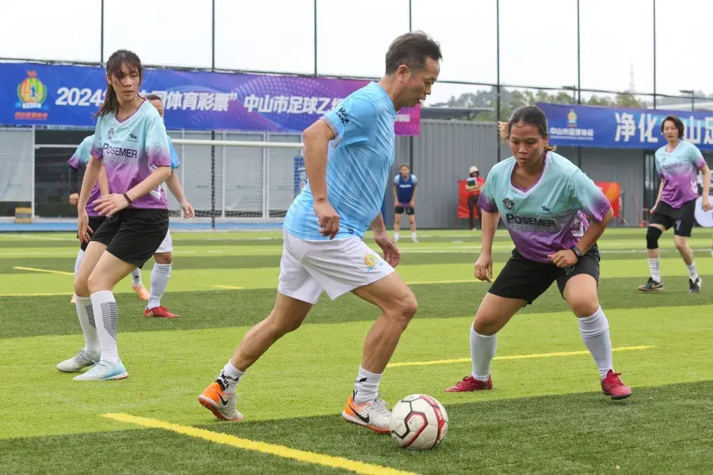 足球场上的纷争：女队员们竭尽全力