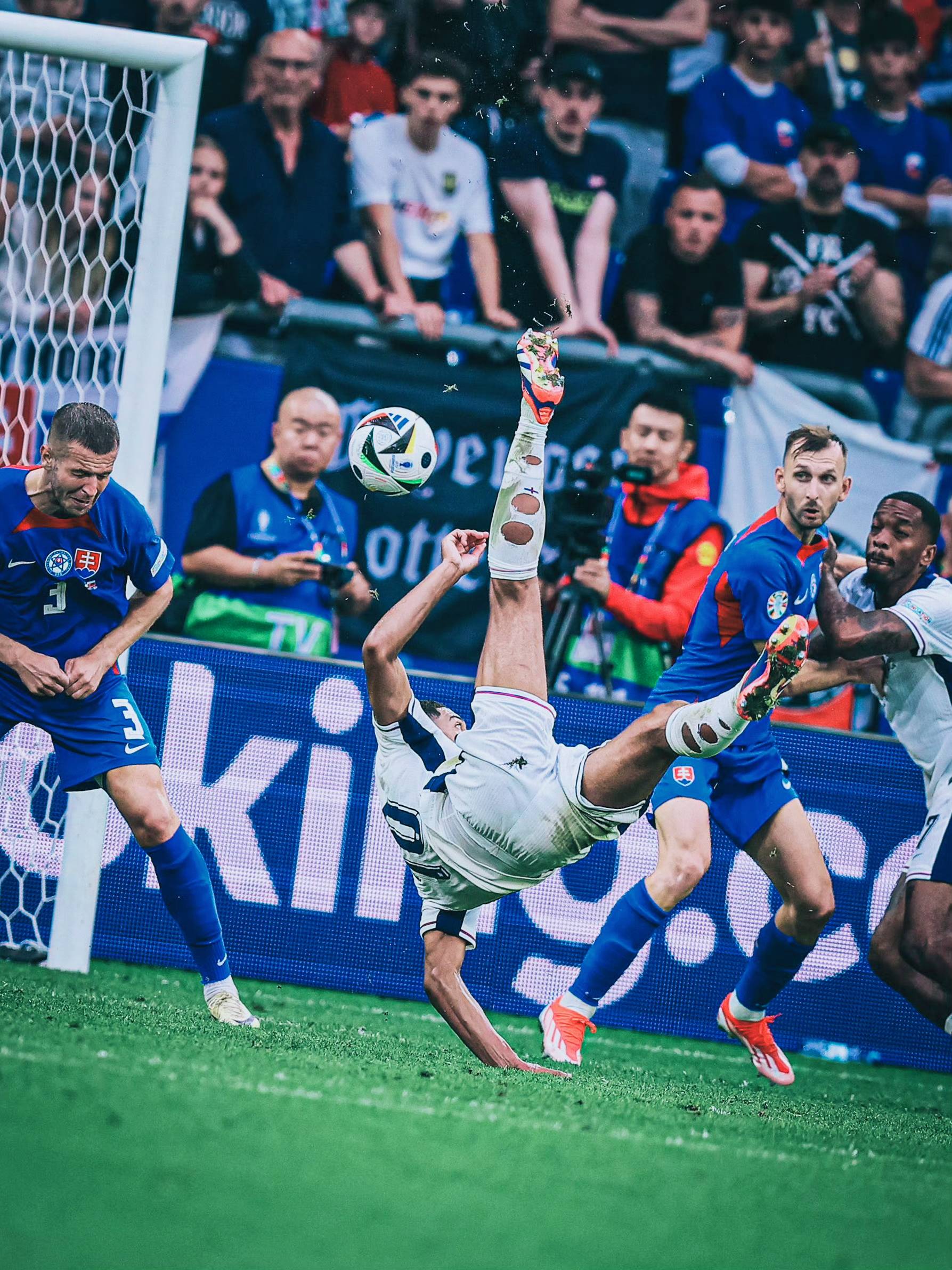 英格兰队在比赛中打出精彩战术，取得胜利