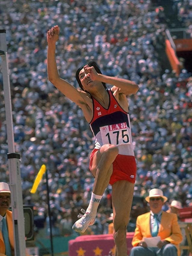 美国运动员刷新纪录，勇夺冠军！