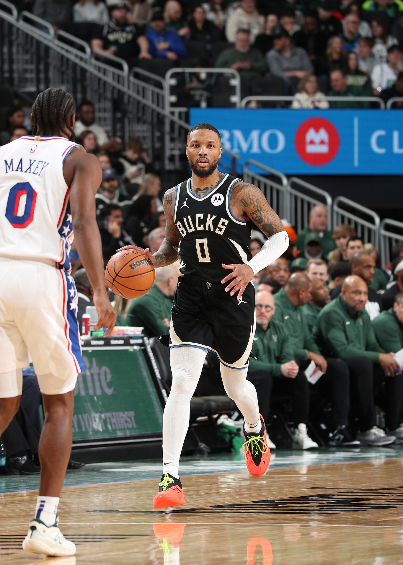 雄鹿防守稳固,全队士气高涨备战下一场比赛! 雄鹿防守稳固,全队士气高涨备战下一场比赛!