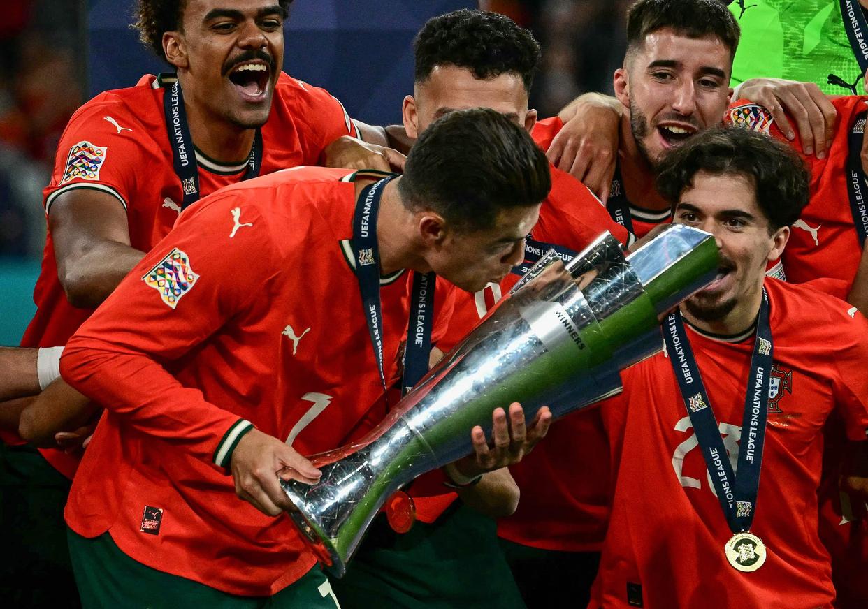 葡萄牙队夺得游泳比赛金牌,实力超群 葡萄牙队夺得游泳比赛金牌,实力超群