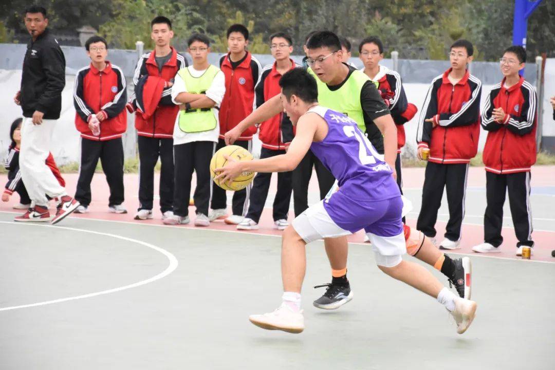 队员合作默契,篮球比赛中的高难度扣篮 队员合作默契,篮球比赛中的高难度扣篮