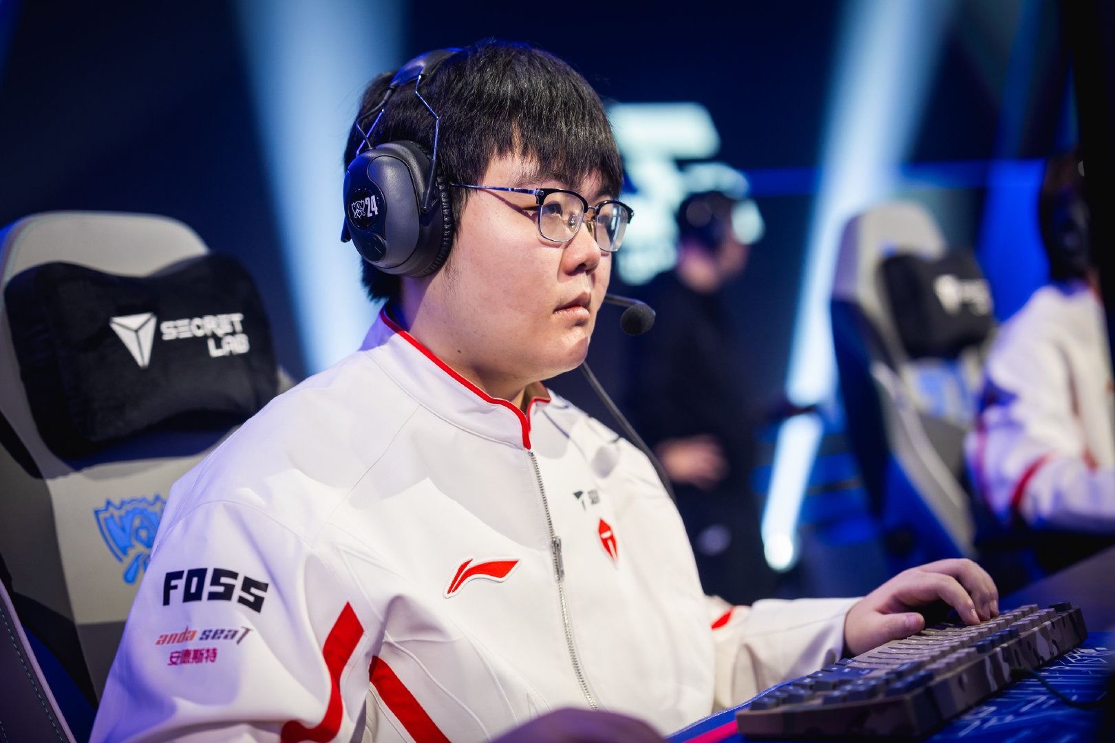 TES轻取HKA，Zeus操刀奇招英雄翻盘顶尖较量成都决赛之夜，留下经典瞬间的简单介绍