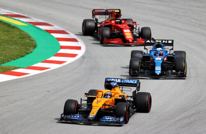 红牛二队逆转梅赛德斯，阿隆索点燃赛场