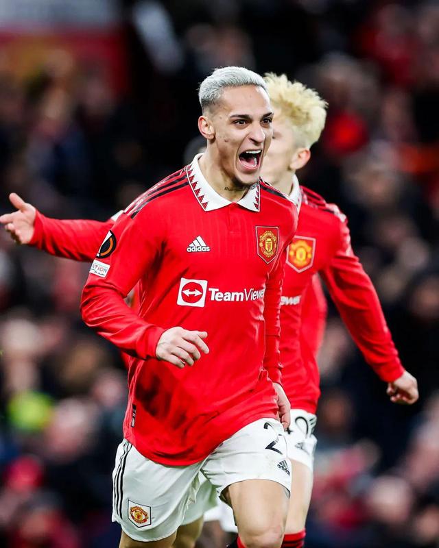 曼联逆转巴萨，本泽马惊艳四座